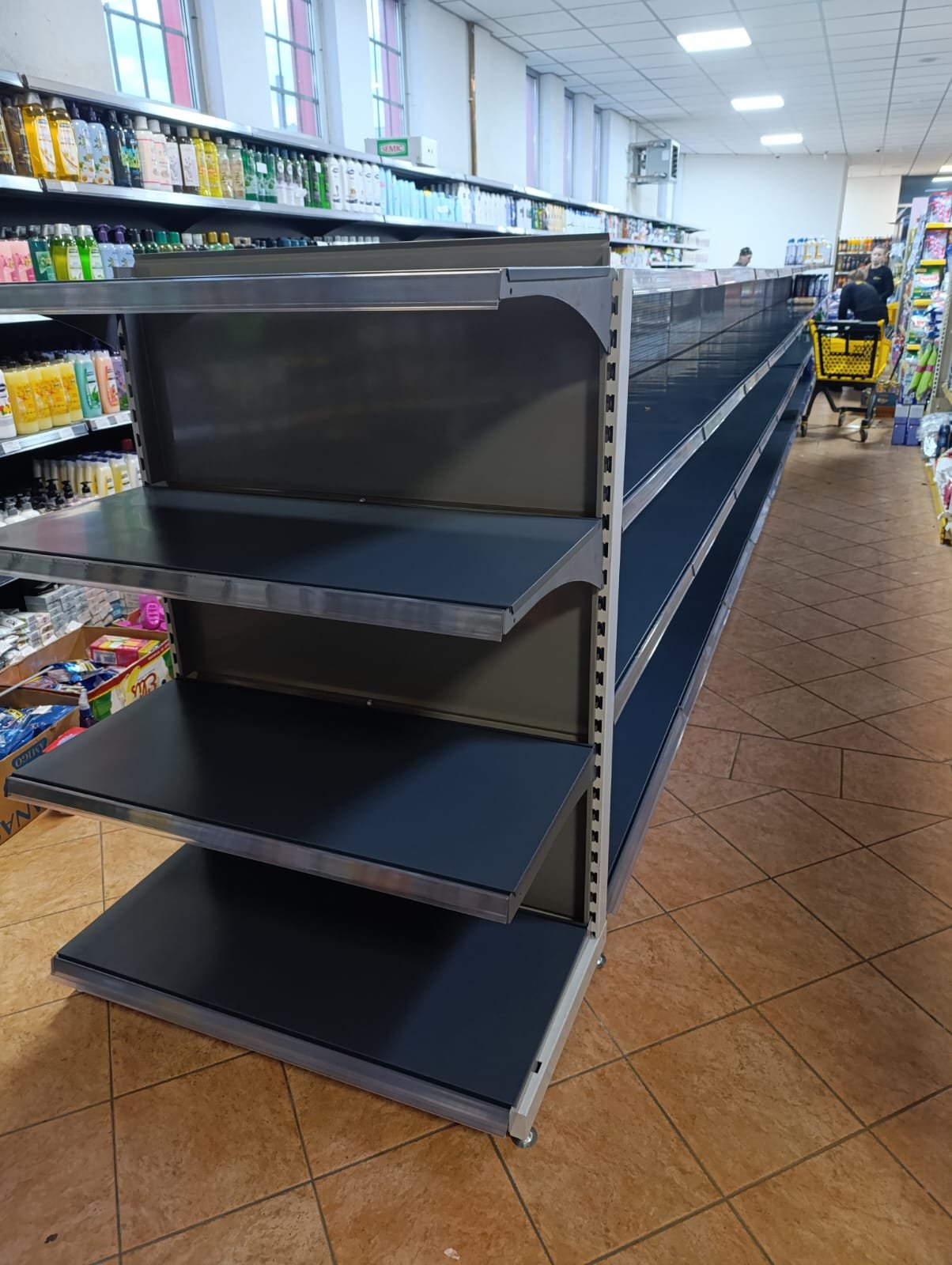 Trgovačke Stalaže i Police: Prilagodljive Vašim Dimenzijama i Potrebama